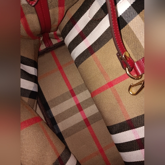 Burberry purse with matching makeup bag - Picture 4 of 4